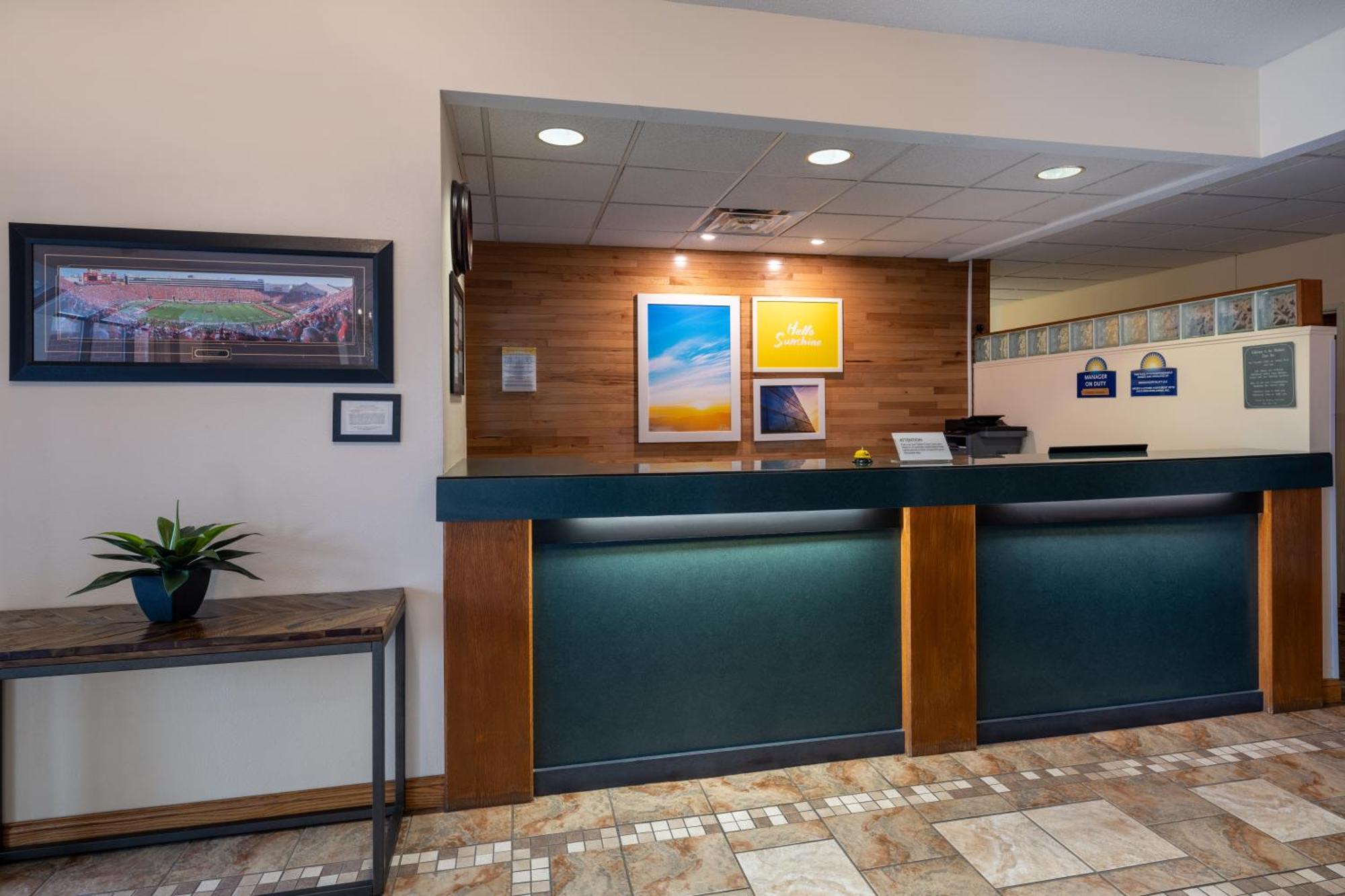 Days Inn & Suites By Wyndham Мадисон Экстерьер фото